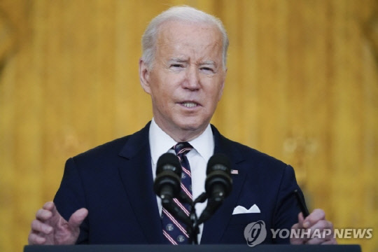 조 바이든 미국 대통령이 22일(현지시간) 백악관 연설을 통해 러시아의 우크라이나 침공이 시작됐다며 러시아를 겨냥한 첫 제재를 발표하고 있다. <사진:연합뉴스>
